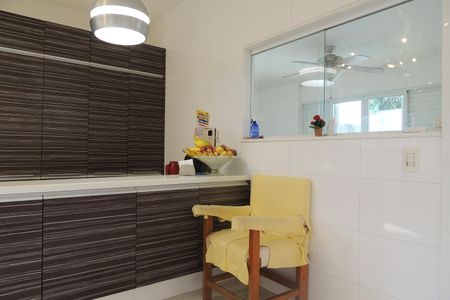 Casa de condomínio para alugar com 600m², 4 quartos e 2 vagasCozinha - Armários