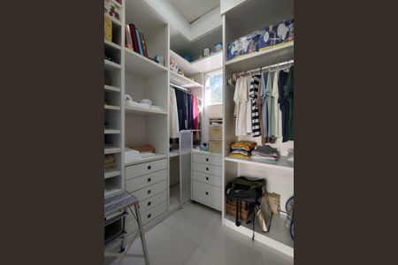 Casa de condomínio para alugar com 600m², 4 quartos e 2 vagasCloset da suíte 2