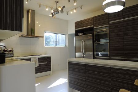 Casa de condomínio para alugar com 600m², 4 quartos e 2 vagasCozinha - Armários