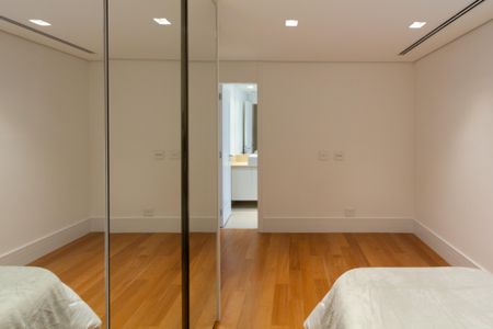 Apartamento à venda com 275m², 3 quartos e 5 vagas Apartamento à venda com 275m², 3 quartos e 5 vagasSuíte 2