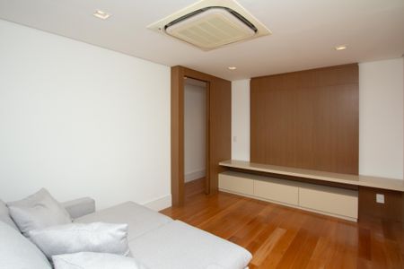 Apartamento à venda com 275m², 3 quartos e 5 vagas Apartamento à venda com 275m², 3 quartos e 5 vagasSala de TV