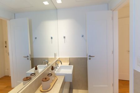 Apartamento à venda com 275m², 3 quartos e 5 vagas Apartamento à venda com 275m², 3 quartos e 5 vagasBanheiro da Suíte 1