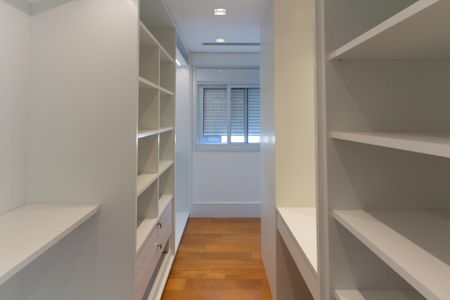 Apartamento à venda com 275m², 3 quartos e 5 vagas Apartamento à venda com 275m², 3 quartos e 5 vagasSuíte 3 closet 2