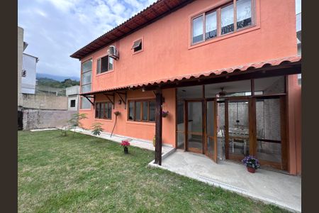 Casa à venda com 150m², 4 quartos e 2 vagasFachada