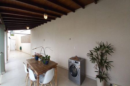 Casa à venda com 322m², 4 quartos e 2 vagas Casa à venda com 322m², 4 quartos e 2 vagasÁrea comum