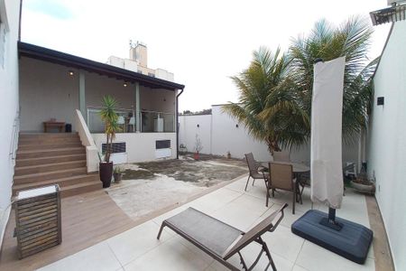 Casa à venda com 322m², 4 quartos e 2 vagas Casa à venda com 322m², 4 quartos e 2 vagasÁrea comum