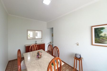 Casa à venda com 322m², 4 quartos e 2 vagas Casa à venda com 322m², 4 quartos e 2 vagasSala de Jantar