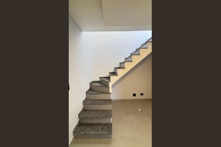 Apartamento à venda com 86m², 2 quartos e 2 vagasEscada