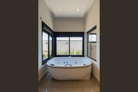 Casa de condomínio para alugar com 237m², 4 quartos e 6 vagasBanheiro Suíte 3