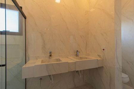 Casa de condomínio para alugar com 237m², 4 quartos e 6 vagasBanheiro Suíte 3