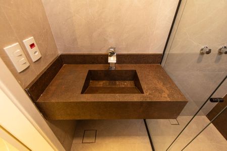 Casa de condomínio para alugar com 237m², 4 quartos e 6 vagasBanheiro Suíte 