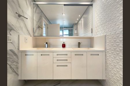 Apartamento à venda com 268m², 4 quartos e 4 vagasBanheiro da Suíte 2