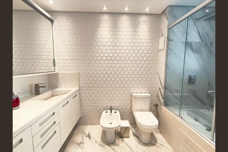 Apartamento à venda com 268m², 4 quartos e 4 vagasBanheiro da Suíte 2
