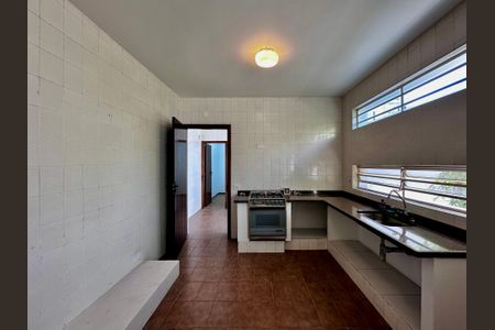 Casa à venda com 212m², 4 quartos e 4 vagas Casa à venda com 212m², 4 quartos e 4 vagasCozinha