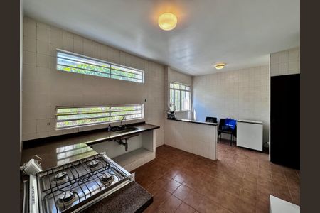 Casa à venda com 212m², 4 quartos e 4 vagas Casa à venda com 212m², 4 quartos e 4 vagasCozinha