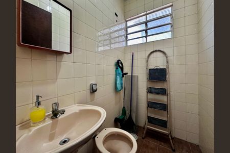 Casa à venda com 212m², 4 quartos e 4 vagas Casa à venda com 212m², 4 quartos e 4 vagasBanheiro de Serviço
