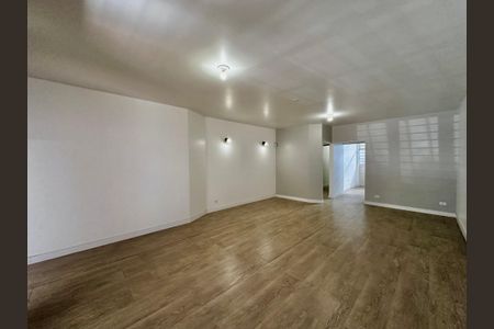 Casa à venda com 212m², 4 quartos e 4 vagas Casa à venda com 212m², 4 quartos e 4 vagasSala