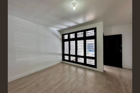 Casa à venda com 212m², 4 quartos e 4 vagas Casa à venda com 212m², 4 quartos e 4 vagasSala