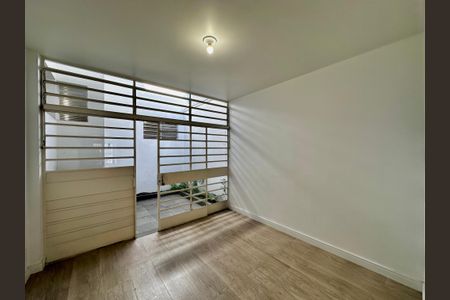 Casa à venda com 212m², 4 quartos e 4 vagas Casa à venda com 212m², 4 quartos e 4 vagasSala