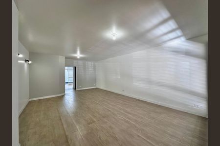 Casa à venda com 212m², 4 quartos e 4 vagas Casa à venda com 212m², 4 quartos e 4 vagasSala