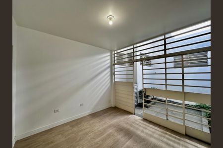 Casa à venda com 212m², 4 quartos e 4 vagas Casa à venda com 212m², 4 quartos e 4 vagasSala
