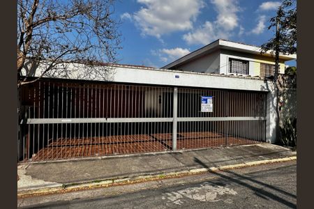 Casa à venda com 212m², 4 quartos e 4 vagas Casa à venda com 212m², 4 quartos e 4 vagasFachada