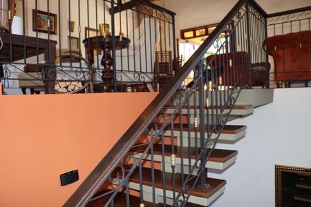 Casa de condomínio para alugar com 323m², 4 quartos e 5 vagasEscada 