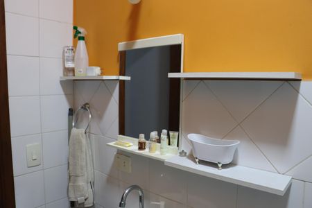 Casa de condomínio para alugar com 323m², 4 quartos e 5 vagasBanheiro Social