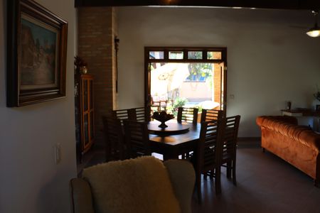 Sala de casa de condomínio para alugar com 4 quartos, 323m² em Jardim Branca Flor, Embu das Artes