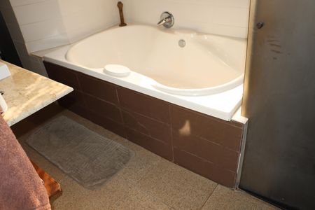 Casa de condomínio para alugar com 323m², 4 quartos e 5 vagasBanheiro da Suíte 2