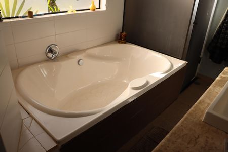 Casa de condomínio para alugar com 323m², 4 quartos e 5 vagasBanheiro da Suíte 2