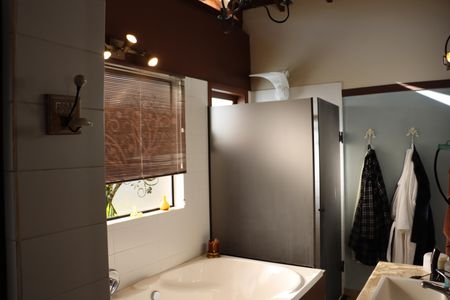 Casa de condomínio para alugar com 323m², 4 quartos e 5 vagasBanheiro da Suíte 2