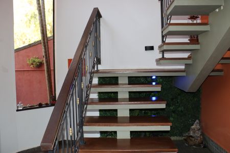 Casa de condomínio para alugar com 323m², 4 quartos e 5 vagasEscada 