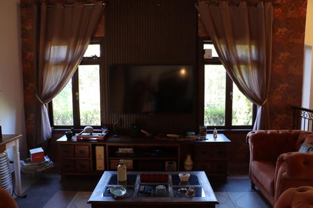 Casa de condomínio para alugar com 323m², 4 quartos e 5 vagasSala