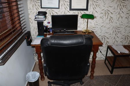 Casa de condomínio para alugar com 323m², 4 quartos e 5 vagasEscritório