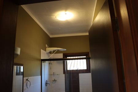 Casa de condomínio para alugar com 323m², 4 quartos e 5 vagasBanheiro da Suíte 3