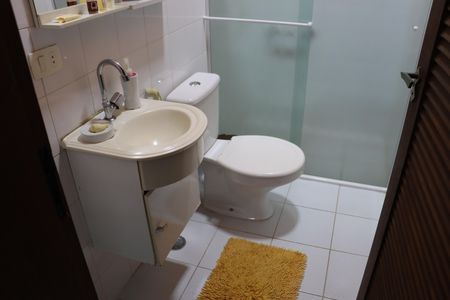 Casa de condomínio para alugar com 323m², 4 quartos e 5 vagasBanheiro Social