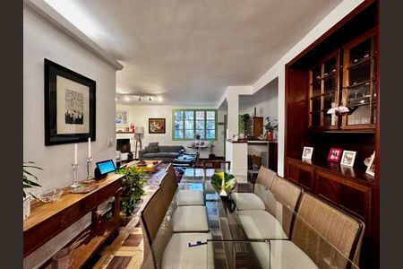 Casa à venda com 250m², 3 quartos e 3 vagasSala