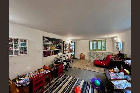 Casa à venda com 250m², 3 quartos e 3 vagasPorão