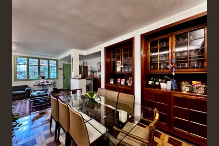 Casa à venda com 250m², 3 quartos e 3 vagasSala