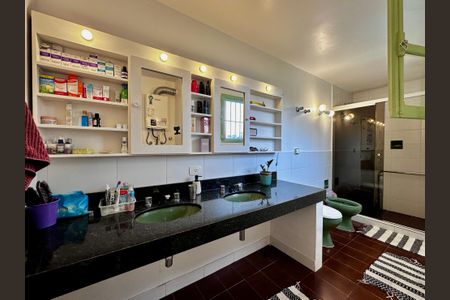 Casa à venda com 250m², 3 quartos e 3 vagasBanheiro Suíte