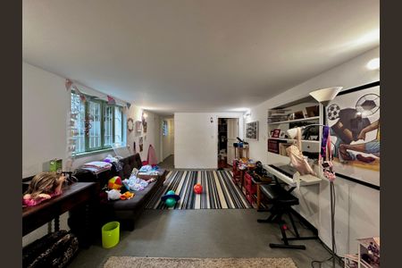 Casa à venda com 250m², 3 quartos e 3 vagasPorão