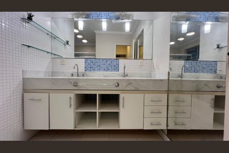 Casa para alugar com 246m², 3 quartos e 3 vagas Casa para alugar com 246m², 3 quartos e 3 vagasBanheiro da Suíte 2