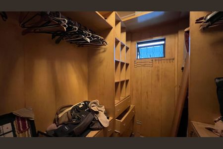 Casa para alugar com 246m², 3 quartos e 3 vagas Casa para alugar com 246m², 3 quartos e 3 vagasCloset da suíte 3