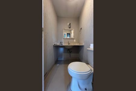 Casa para alugar com 246m², 3 quartos e 3 vagas Casa para alugar com 246m², 3 quartos e 3 vagasBanheiro da churrasqueira