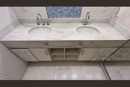 Casa para alugar com 246m², 3 quartos e 3 vagas Casa para alugar com 246m², 3 quartos e 3 vagasBanheiro da Suíte 2