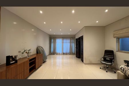 Casa para alugar com 246m², 3 quartos e 3 vagas Casa para alugar com 246m², 3 quartos e 3 vagasSala