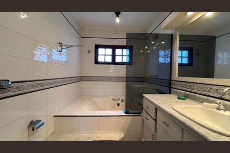 Casa para alugar com 246m², 3 quartos e 3 vagas Casa para alugar com 246m², 3 quartos e 3 vagasBanheiro da Suíte 3