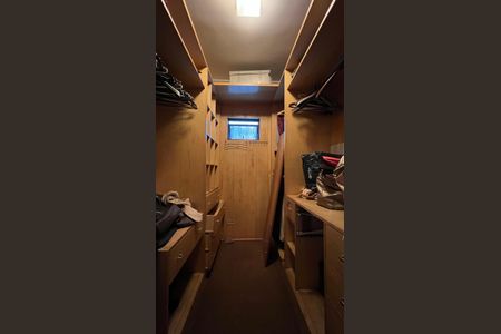 Casa para alugar com 246m², 3 quartos e 3 vagas Casa para alugar com 246m², 3 quartos e 3 vagasCloset da suíte 3