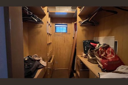 Casa para alugar com 246m², 3 quartos e 3 vagas Casa para alugar com 246m², 3 quartos e 3 vagasCloset da suíte 3